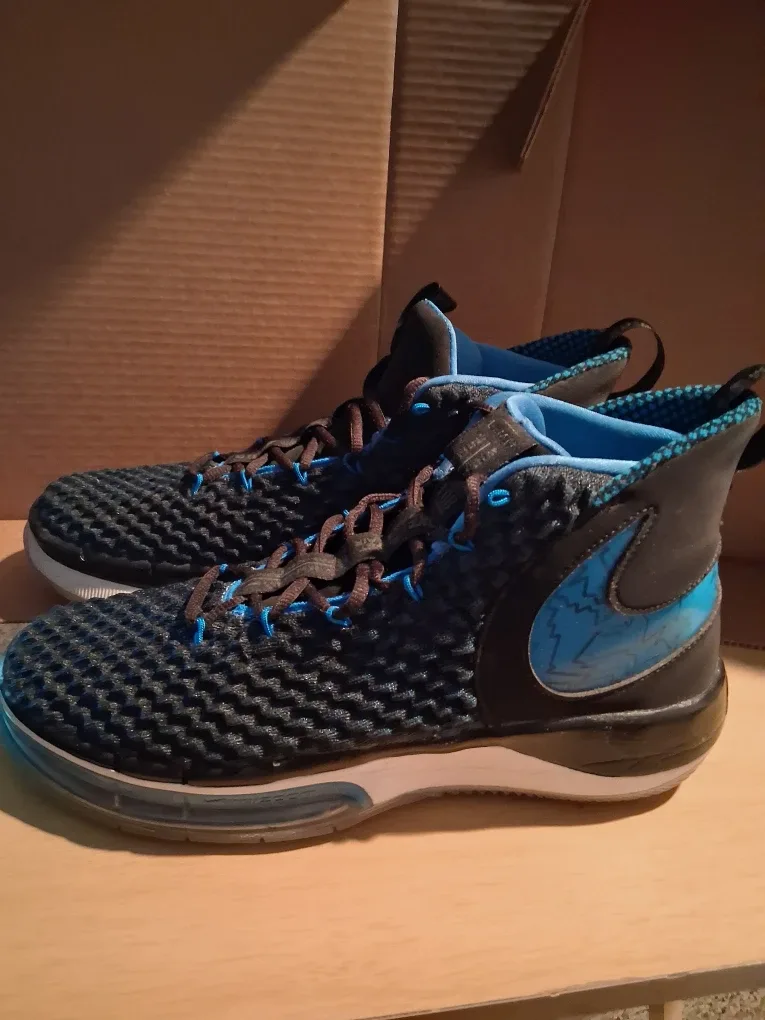 Nike Zoom LeBron III Basketball Shoes