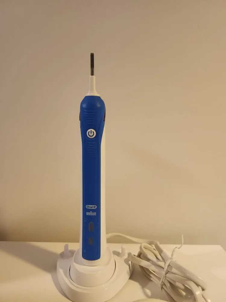 Oral-B Professional Electric Toothbrush + 2 New Brush Heads image indicator(2)