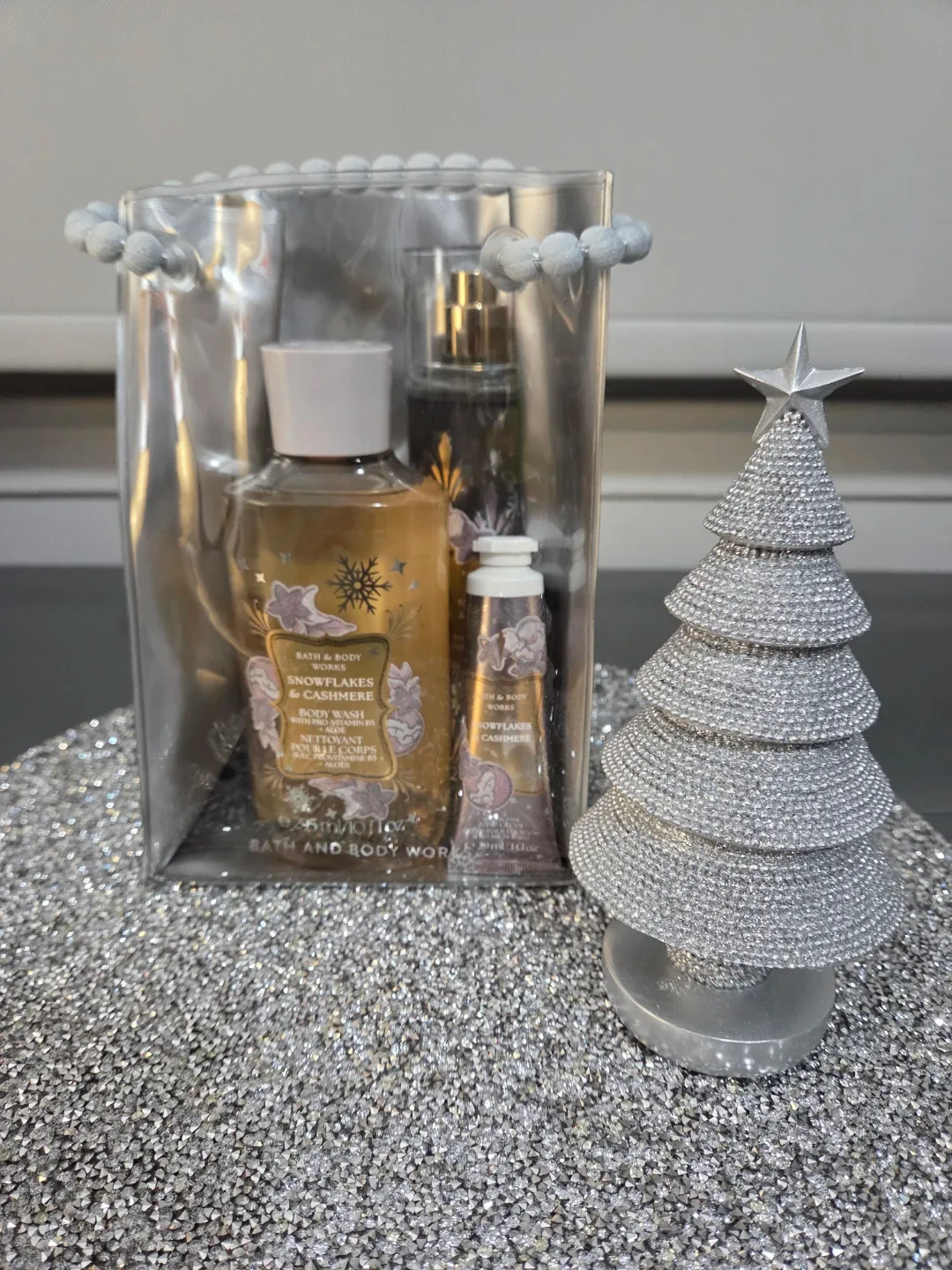 🎅NWT BATH & BODY WORKS SNOWFLAKES & CASHMERE GIFT SET🎄