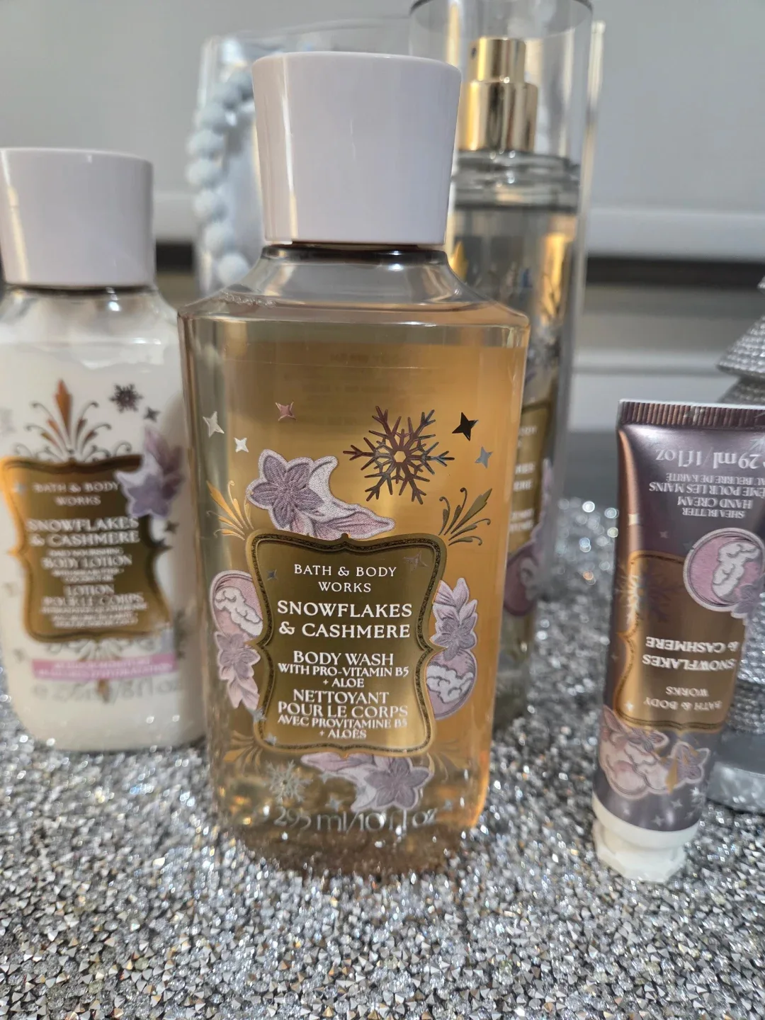 🎅NWT BATH & BODY WORKS SNOWFLAKES & CASHMERE GIFT SET🎄 image indicator(4)