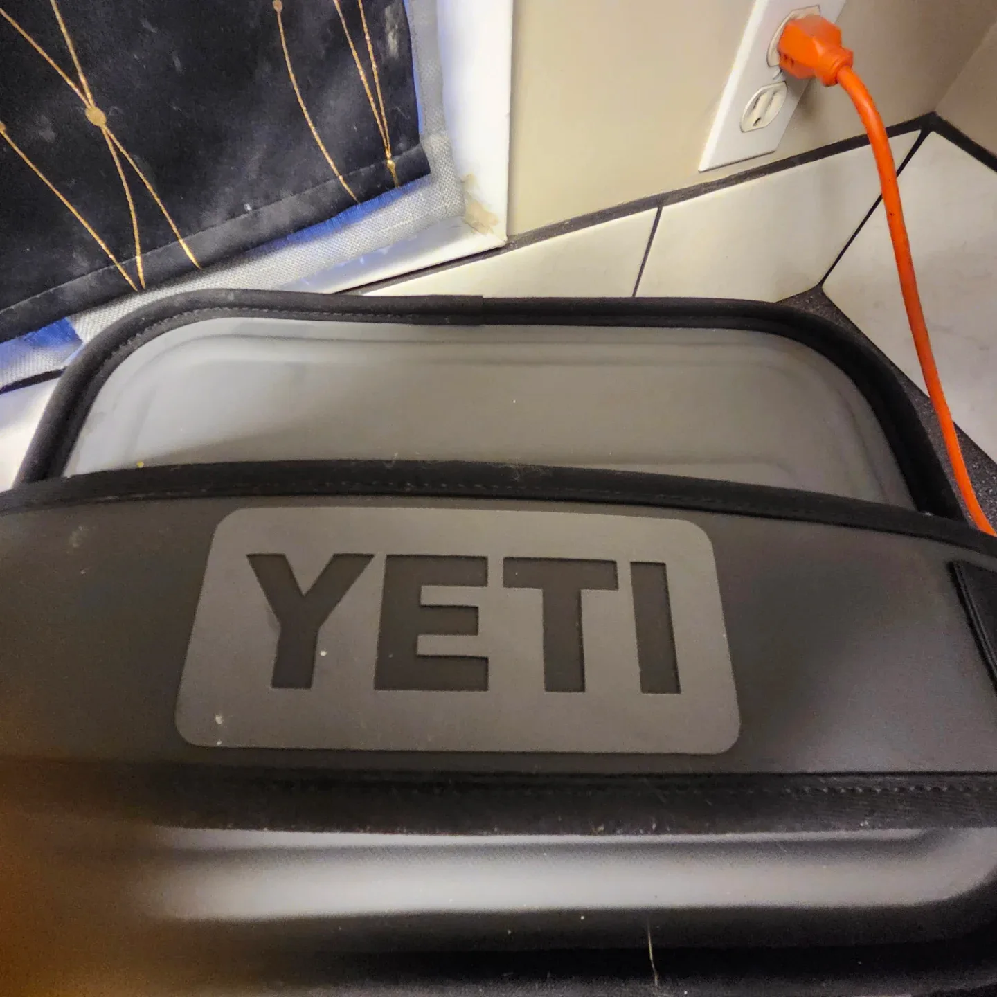 #Clearout Yeti Hopper Flip 12 Soft Cooler - Grey image indicator(2)