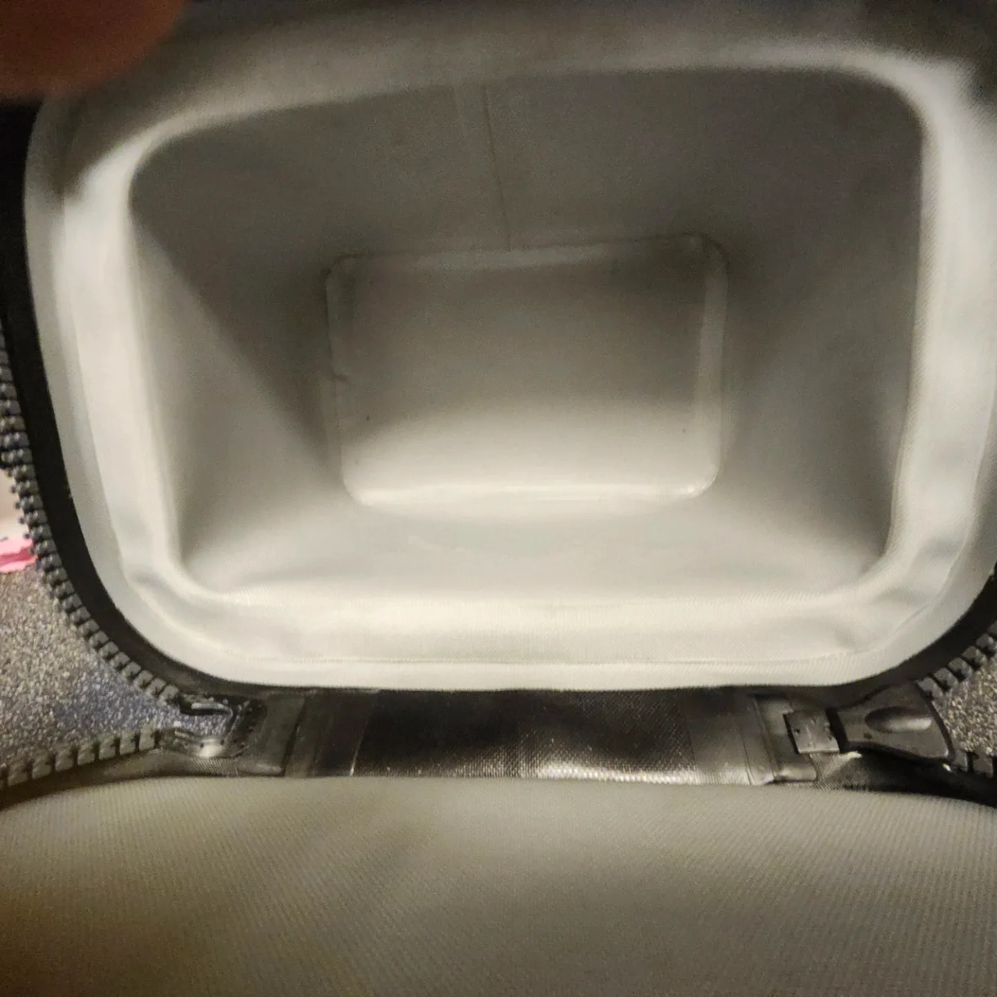 #Clearout Yeti Hopper Flip 12 Soft Cooler - Grey image indicator(3)