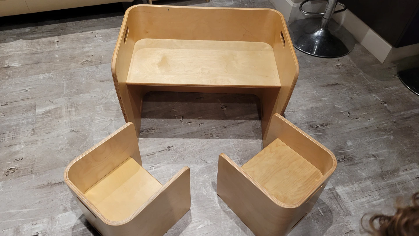 Guidecraft Desk with 2 Chairs