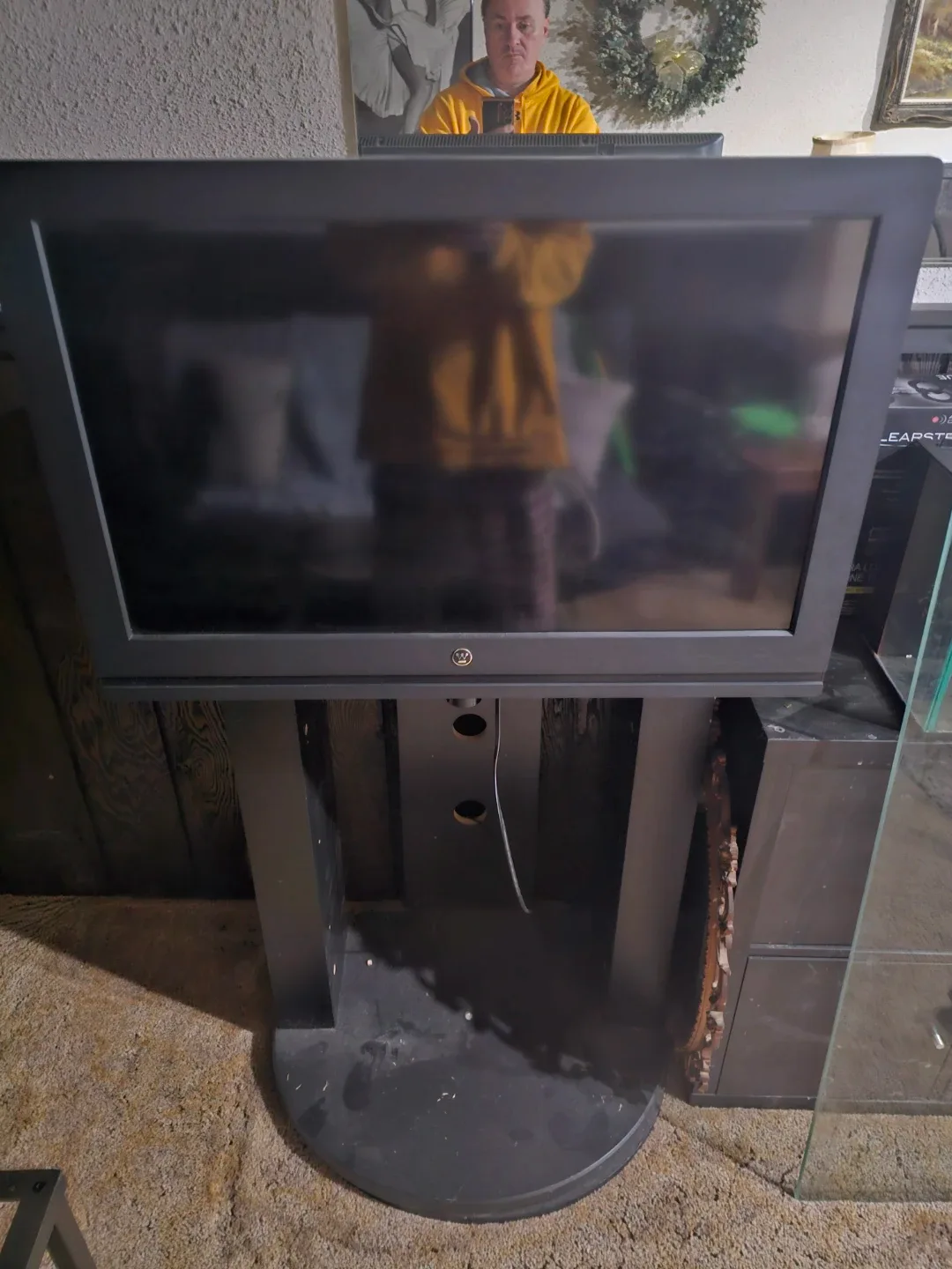 32"tv with cabinet spins