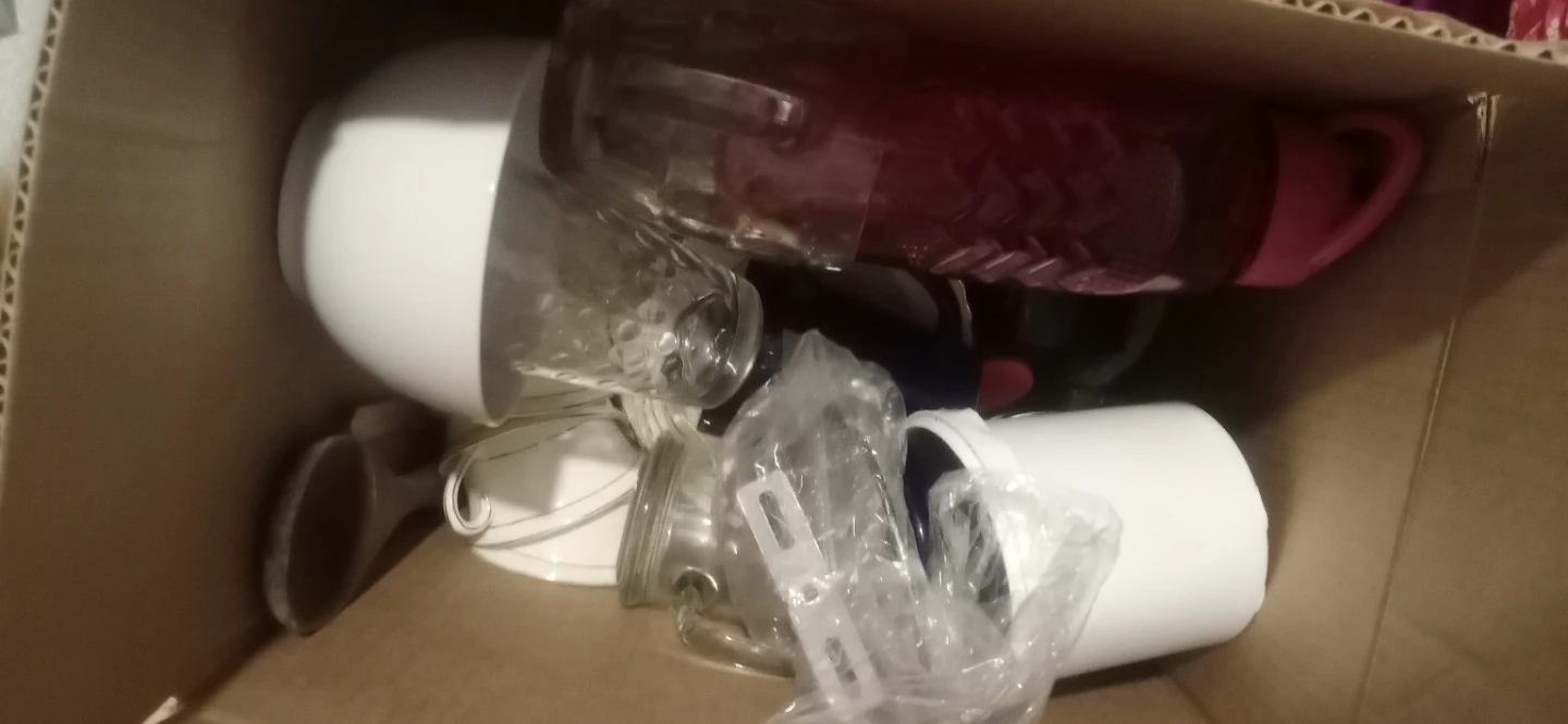 Assorted kitchenware