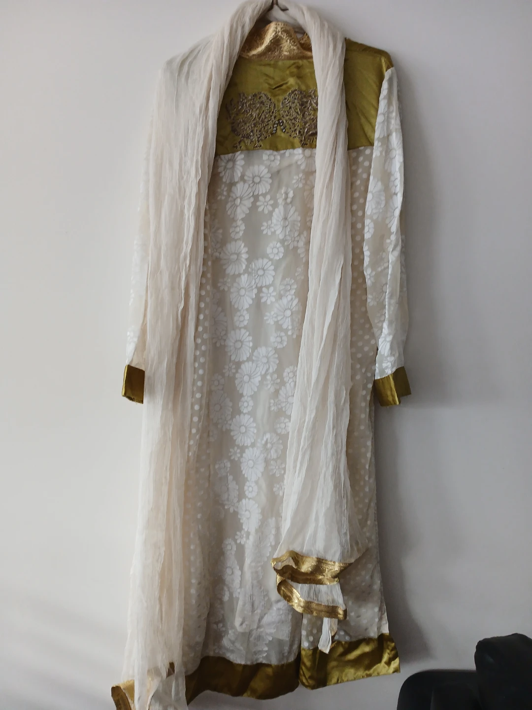 Ladies' Cream & Gold Salwar Kameez - photo 2