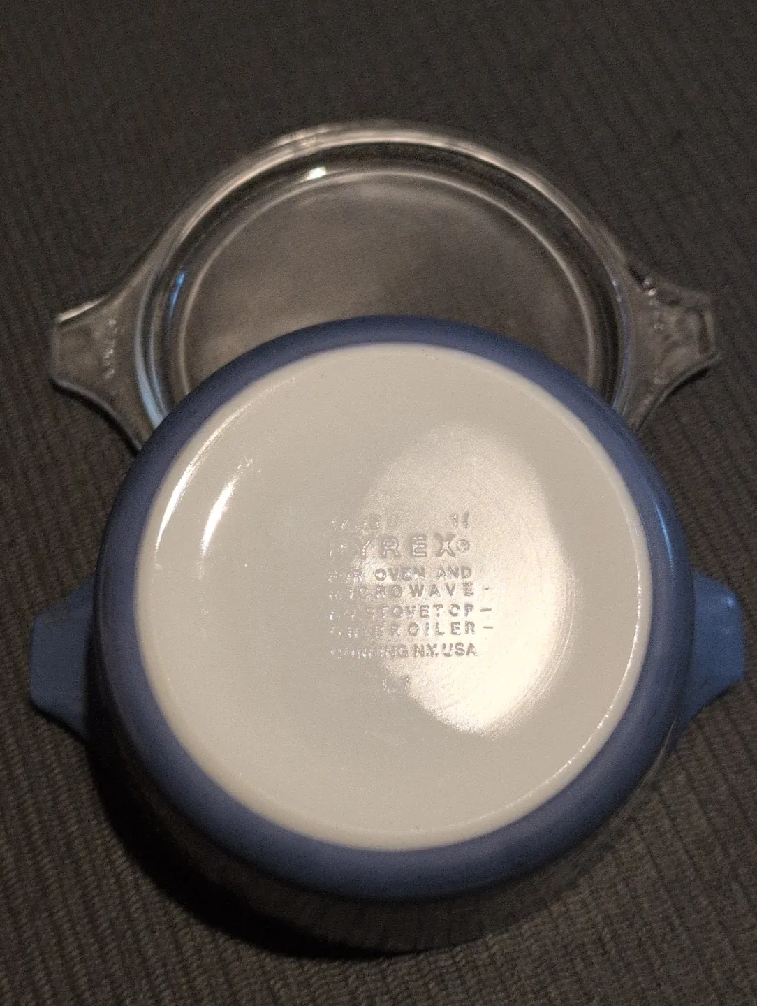 Pyrex Blue Daisy Casserole Dish with Lid image indicator(3)