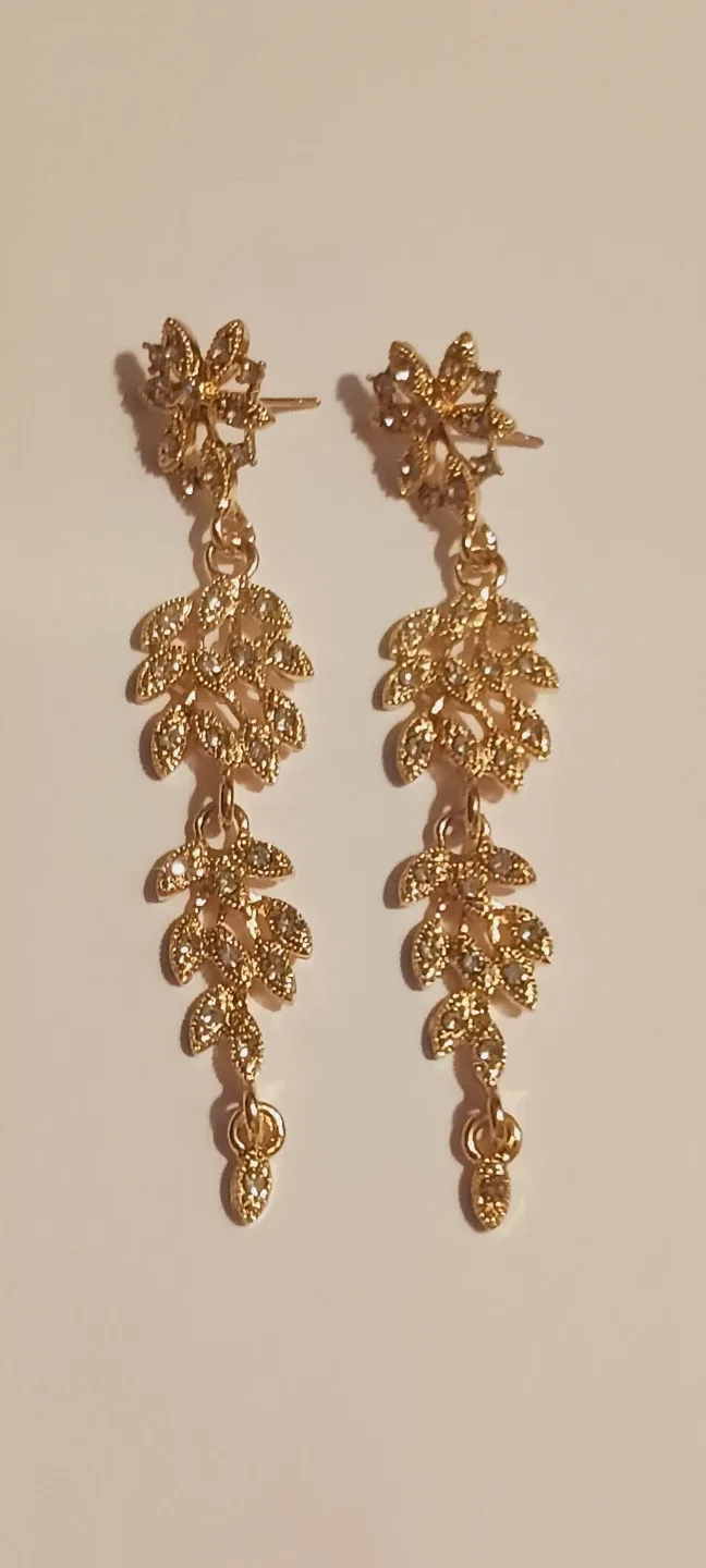 NEW !!! Gorgeous  🎄  Holiday Sparkling Gold Tone Dangle Earrings
