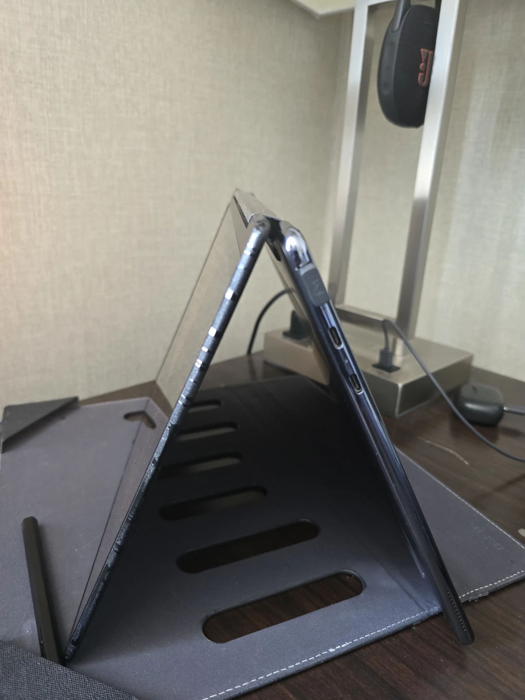 Lenovo Yoga 9 14IRP8 Laptop - photo 3
