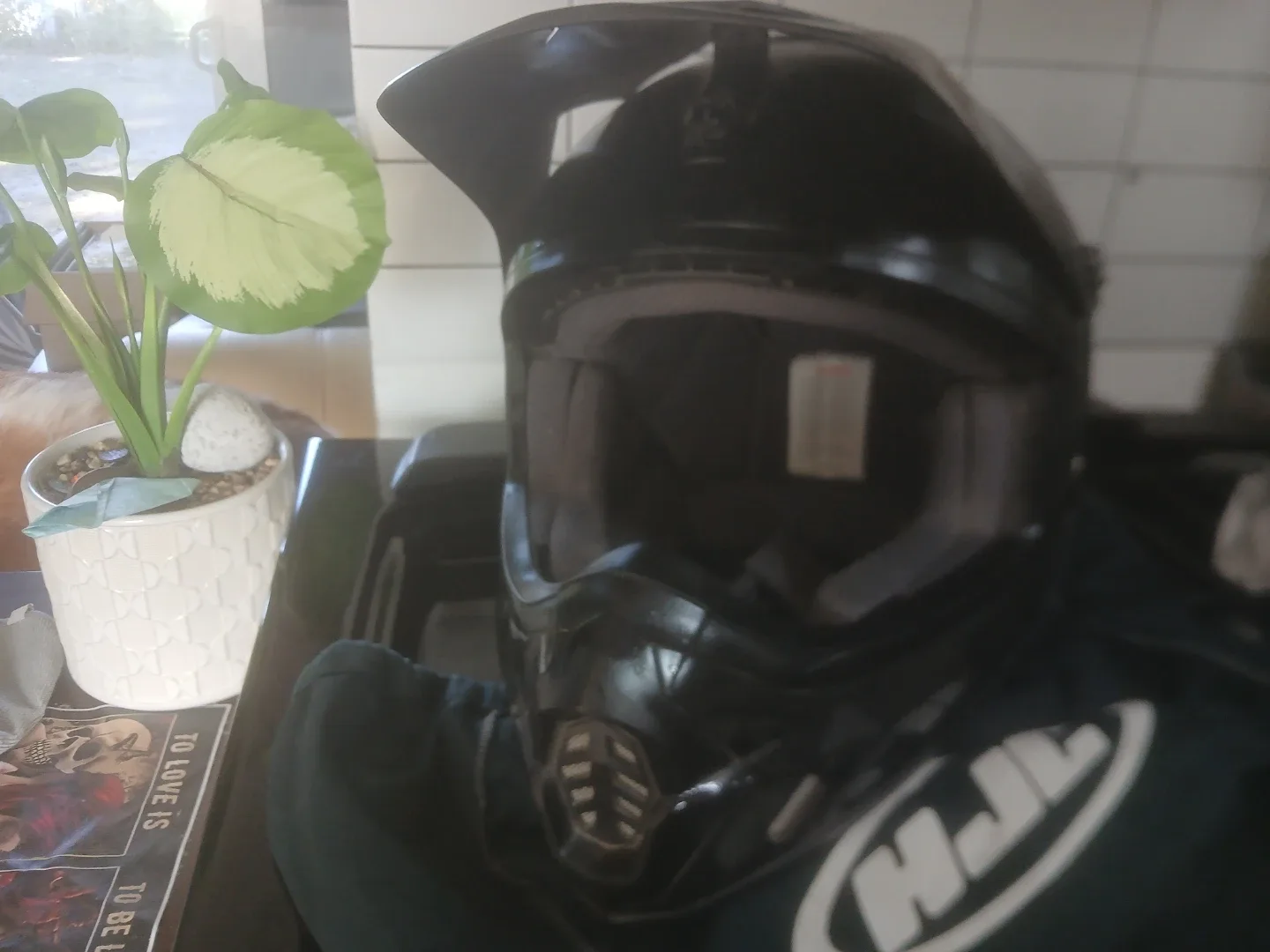 HJC Black Helmet size M image indicator(4)