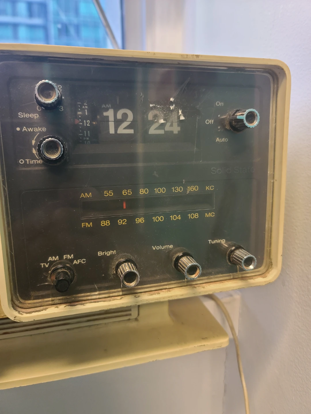 Vintage RCA TV/FM Clock Radio - photo 2