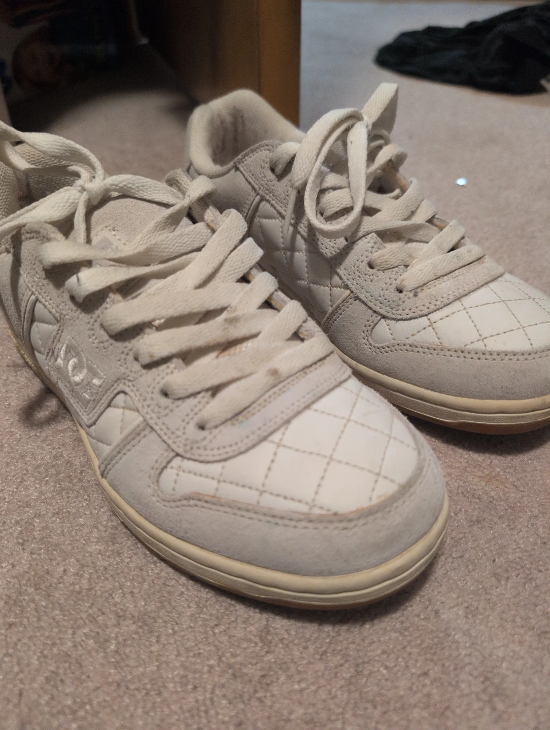 DC Shoes White Sneakers Size 7 🥕