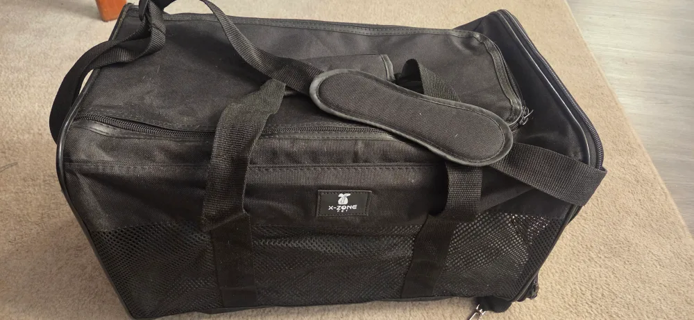 X-Zone Black Pet Carrier - Gently Used image indicator(4)