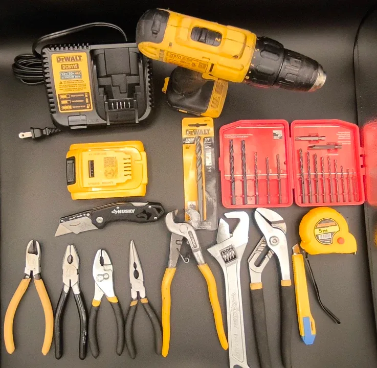 DeWalt Cordless Drill & Tool Set image indicator(2)