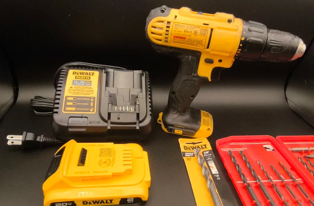 DeWalt Cordless Drill & Tool Set image indicator(6)