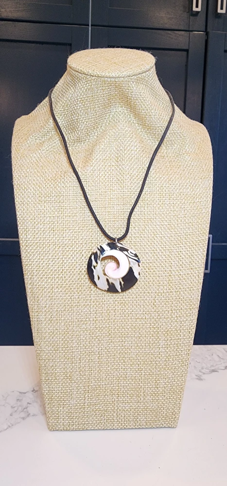 Black & White Spiral Shell Pendant Necklace - photo 2