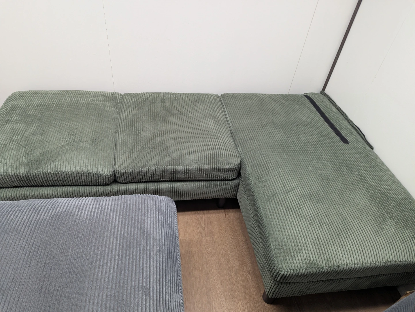 Incomplete Sectional + mismatching ottoman & cushions - photo 2