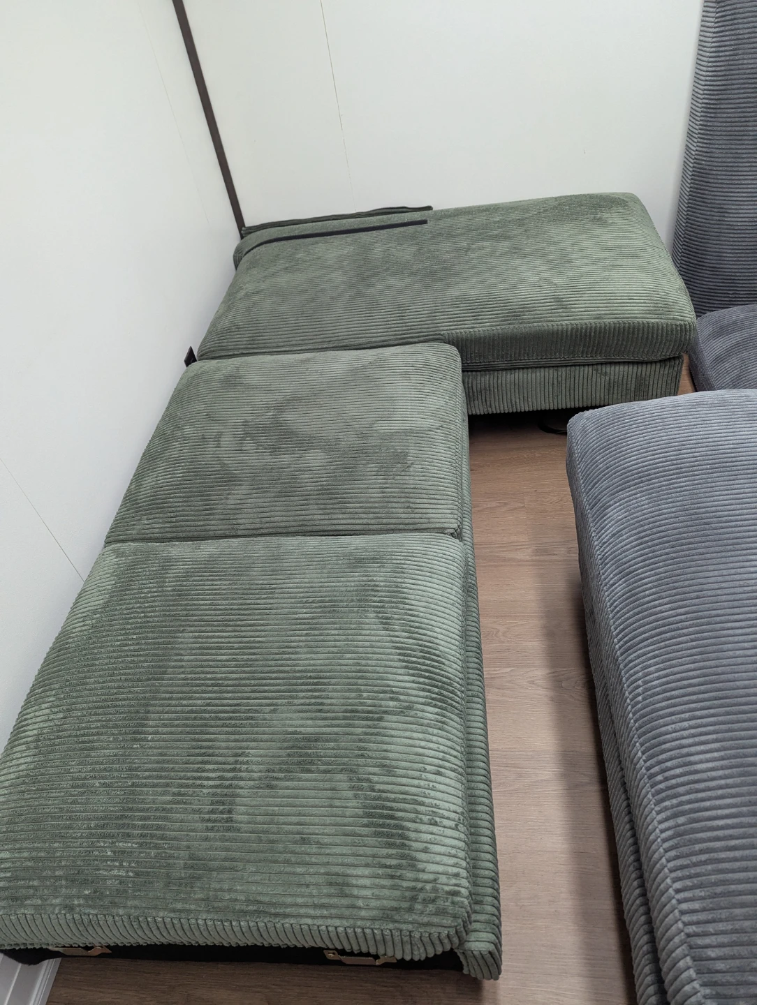 Incomplete Sectional + mismatching ottoman & cushions - photo 3