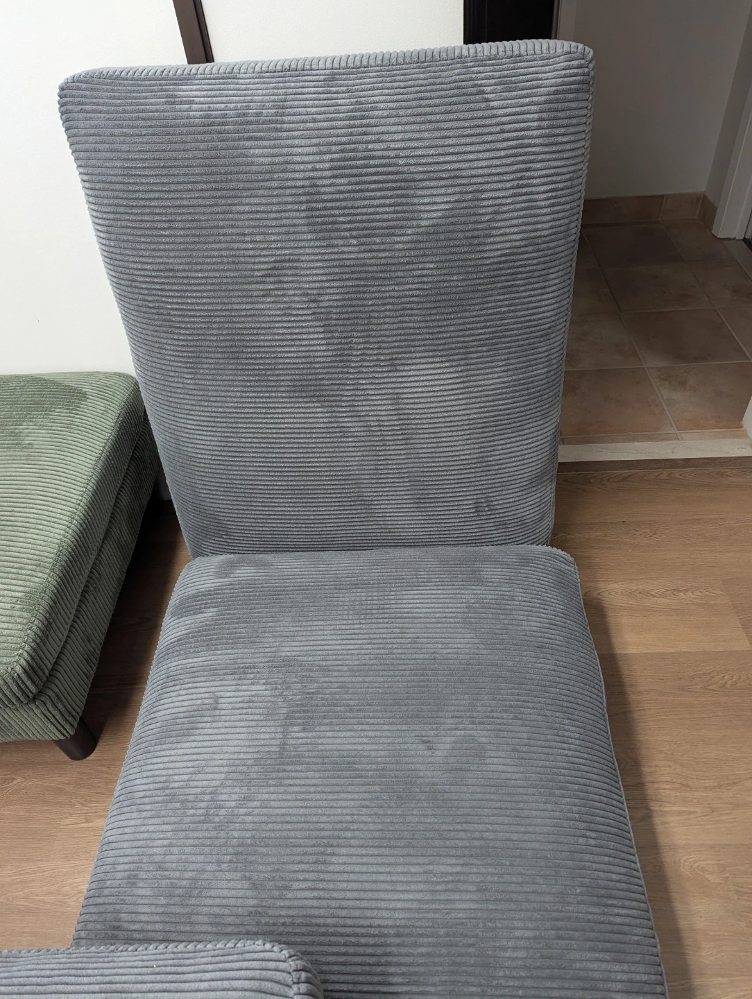 Incomplete Sectional + mismatching ottoman & cushions - photo 4