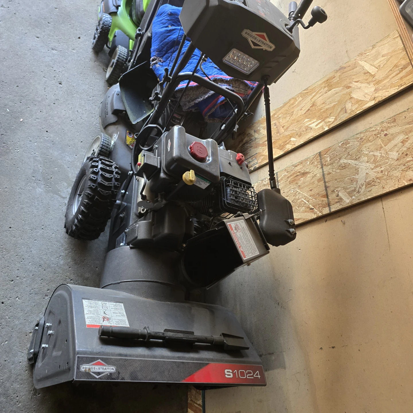 Briggs & Stratton 208cc 9.50 Snow Series Snow Blower s1024 - photo 3