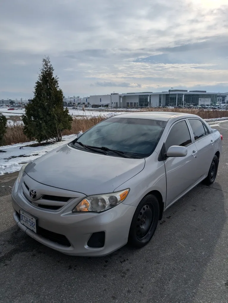 Silver Toyota Corolla Sedan image indicator(5)
