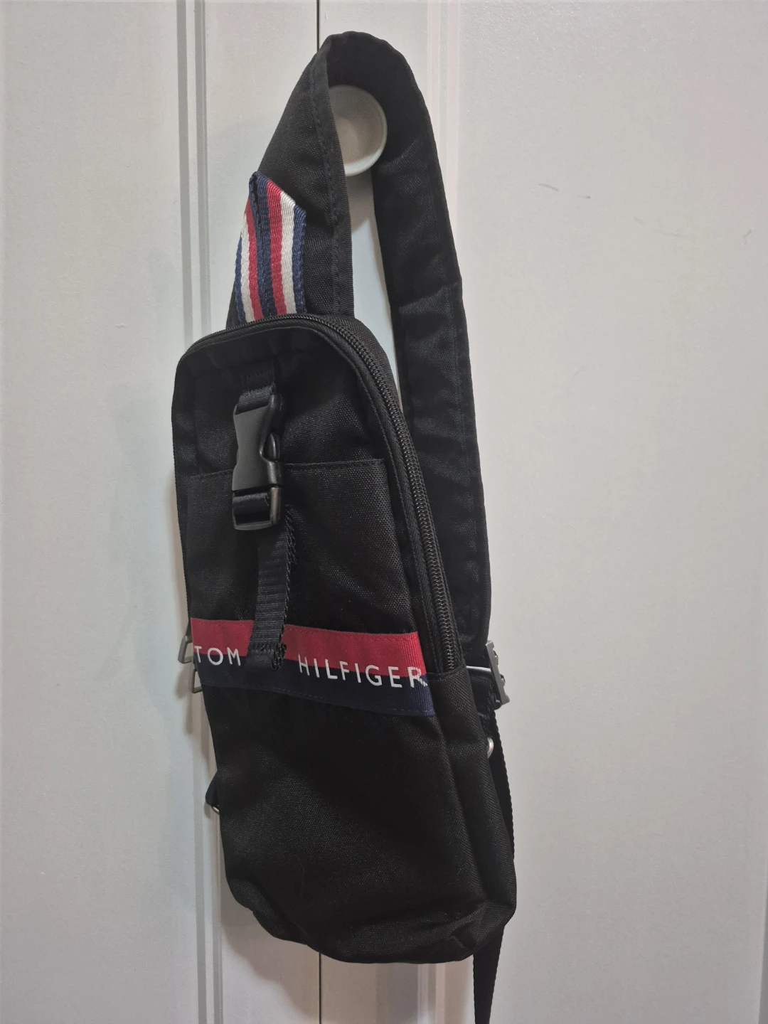 Tommy Hilfiger Crossbody Sling Bag – Black – Like New - photo 3