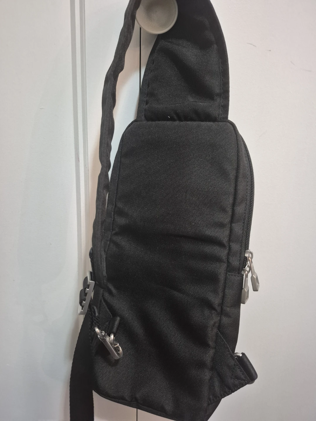 Tommy Hilfiger Crossbody Sling Bag – Black – Like New - photo 4