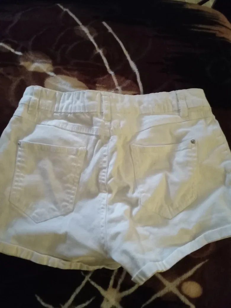 White shorts image indicator(2)