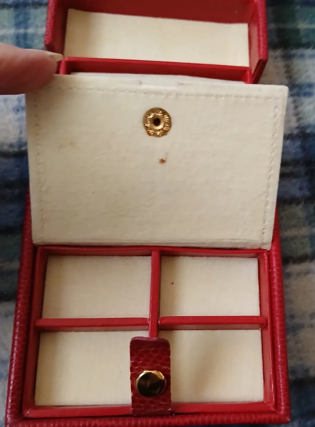 Vintage Red Jewelry Travel Case image indicator(3)
