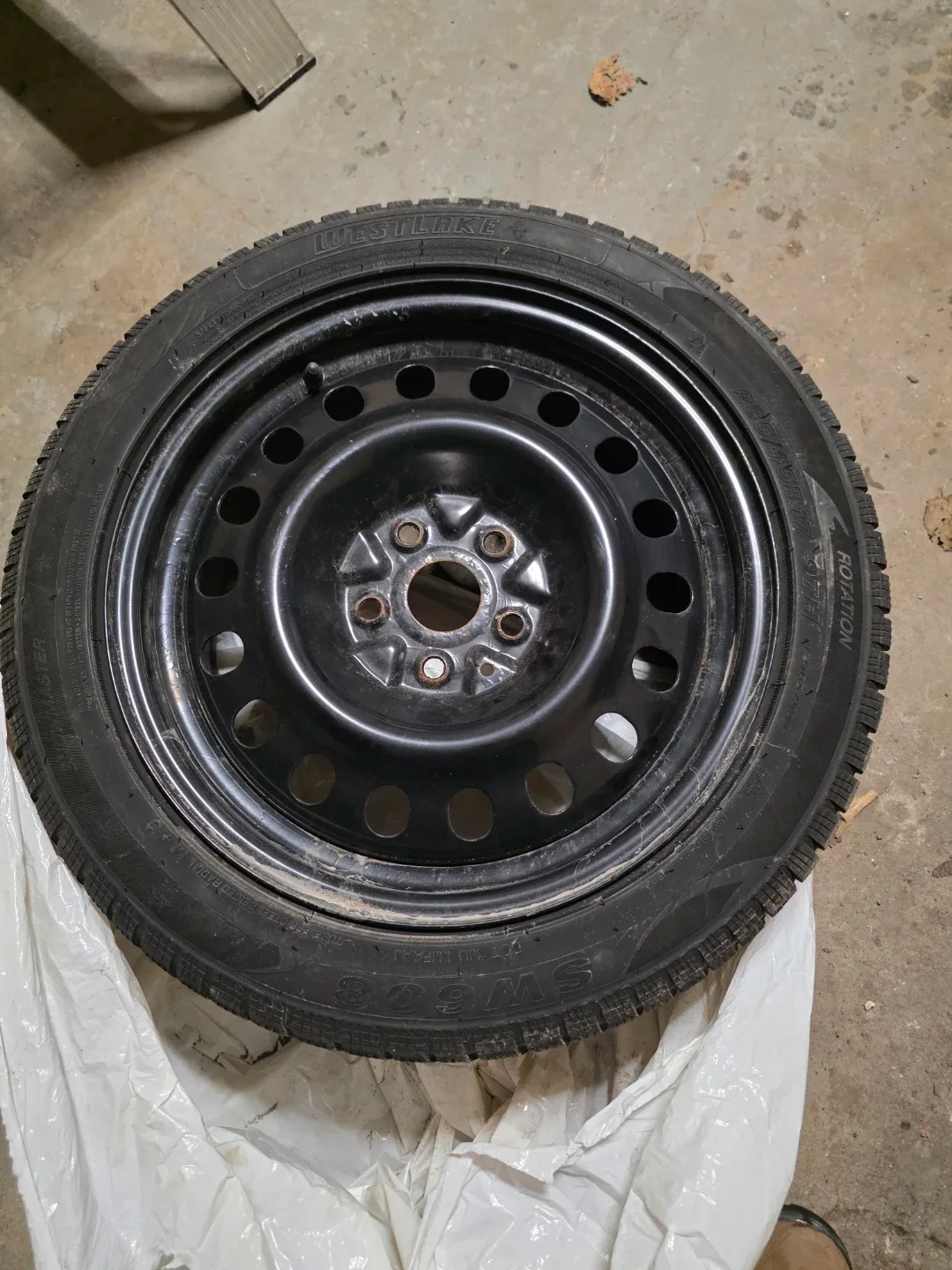 Westlake 235/45R17 Winter Tire image indicator(3)