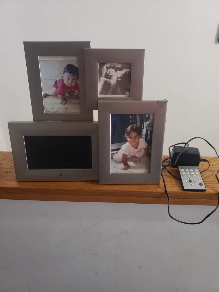Digital Photo Frame with Remote