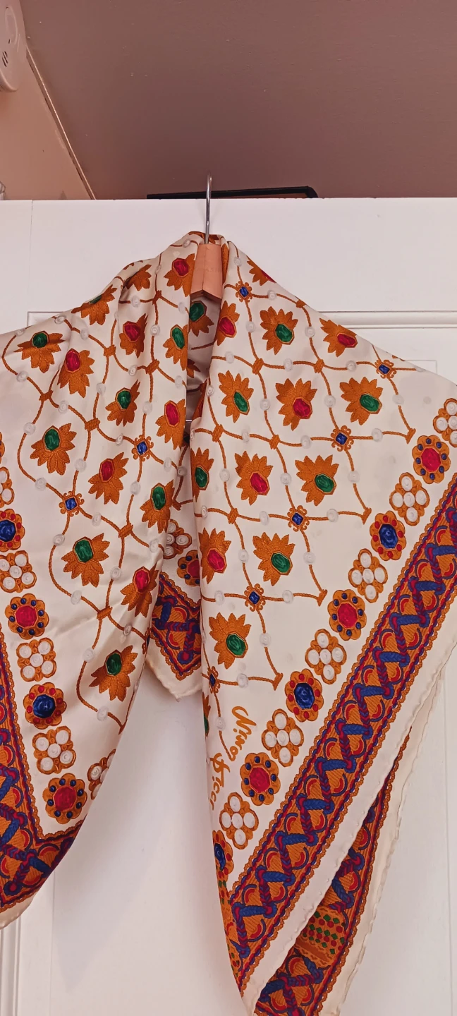 NINA RICCI DESIGNER SIGNED AUTHENTIC GORGEOUS SILK SCARF