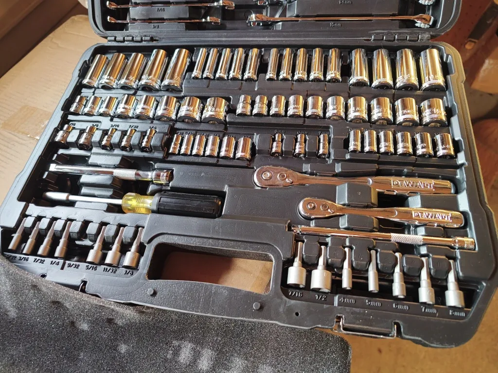 DeWalt 142-piece Mechanics Tool Set with Case image indicator(4)