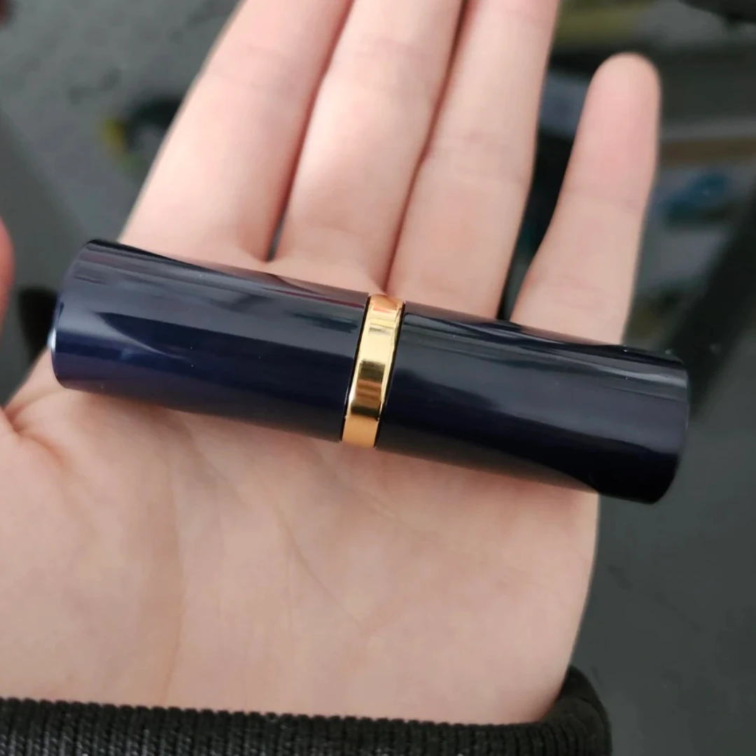 Estée Lauder 36 Black Cherry Lipstick - photo 2