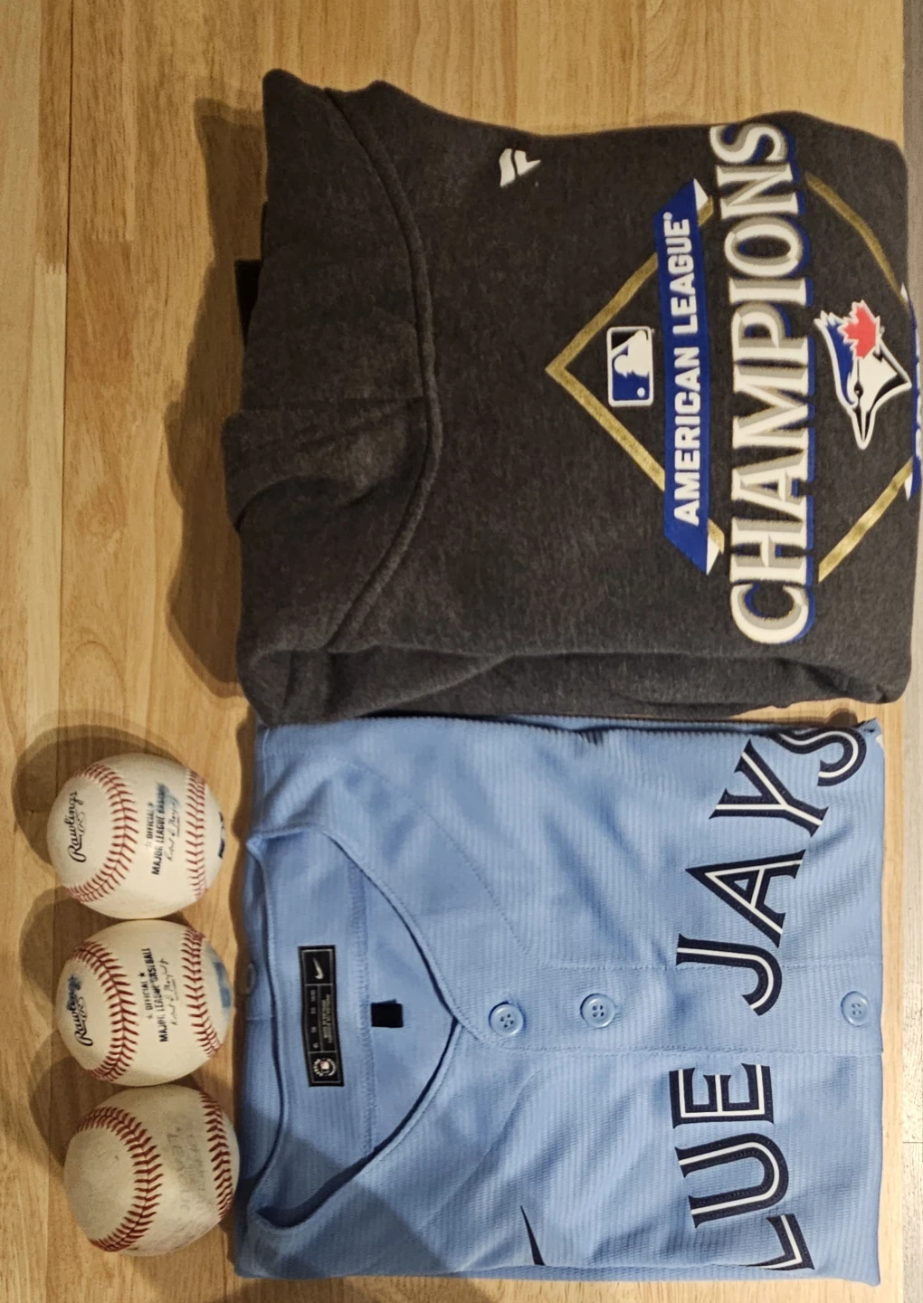 Toronto Blue Jays Fan Items – Shirt, Sweatshirt & Baseballs