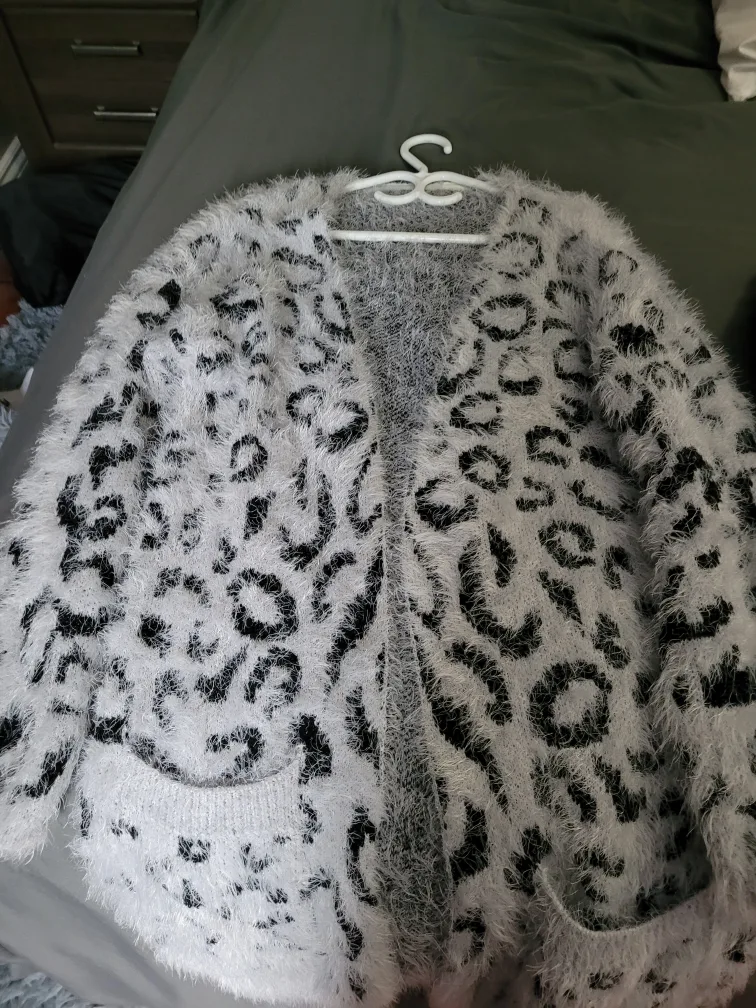 Leopard Print Fuzzy Cardigan - Cozy & Stylish