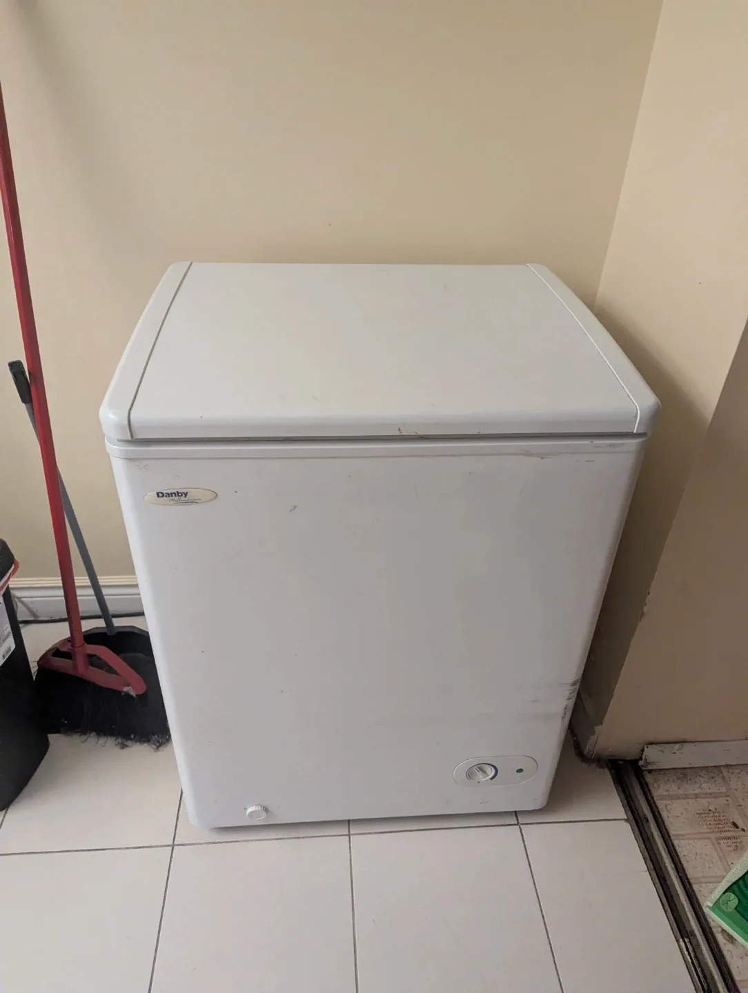 Danby Chest Freezer - White image indicator(2)