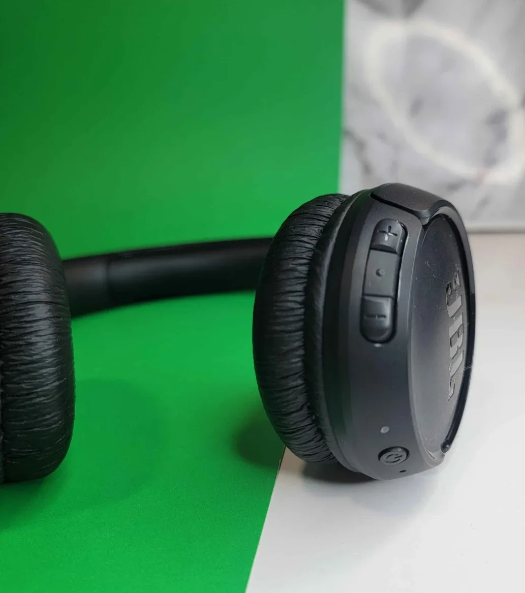 JBL Tune 510BT Wireless On-Ear Headphones - Black image indicator(2)