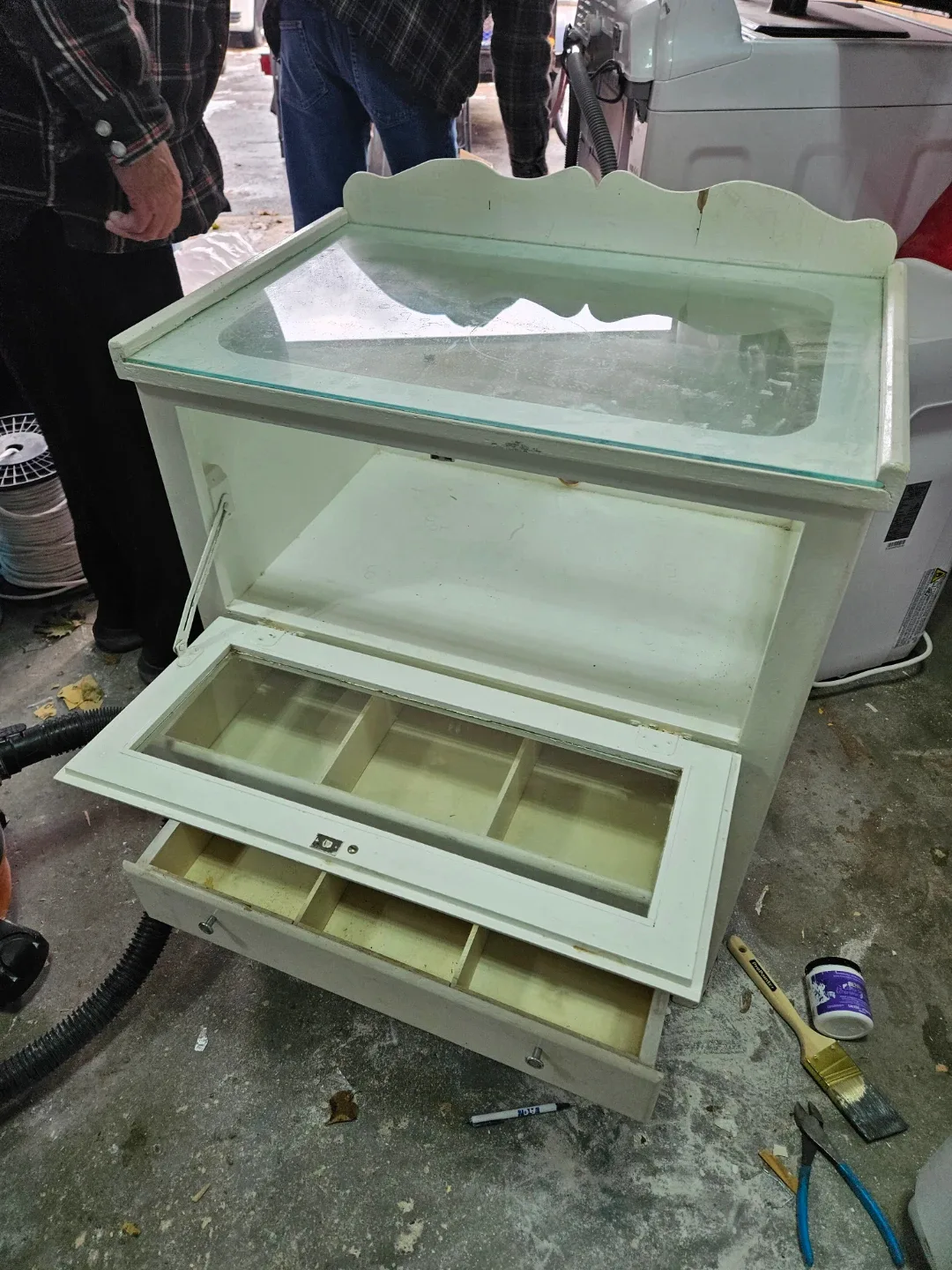 Antique White Display Cabinet image indicator(3)