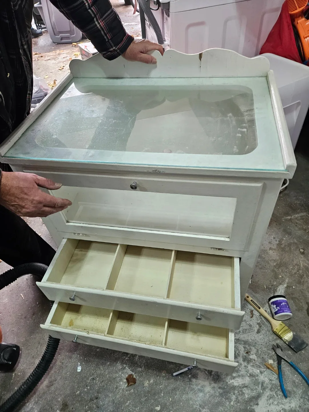 Antique White Display Cabinet image indicator(4)