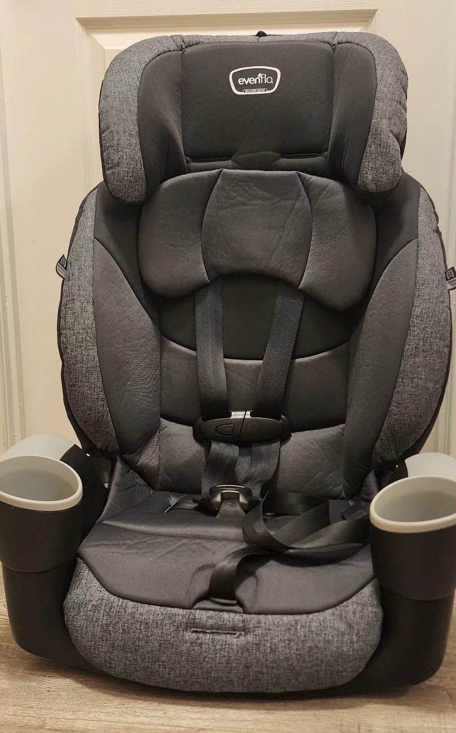 Evenflo car seat ( MovingOut Sale)