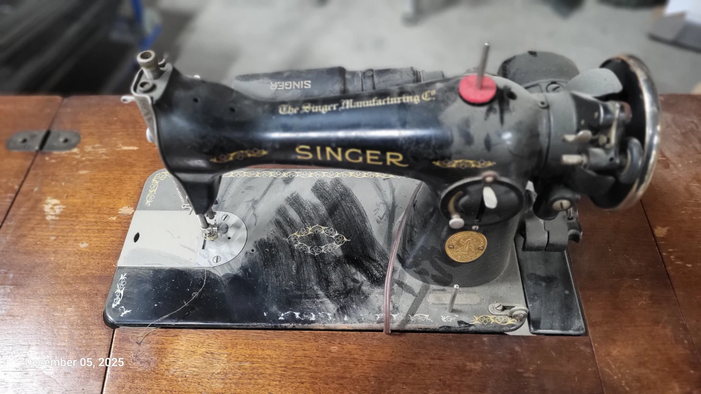 Singer Sewing Machine with Table - photo 3