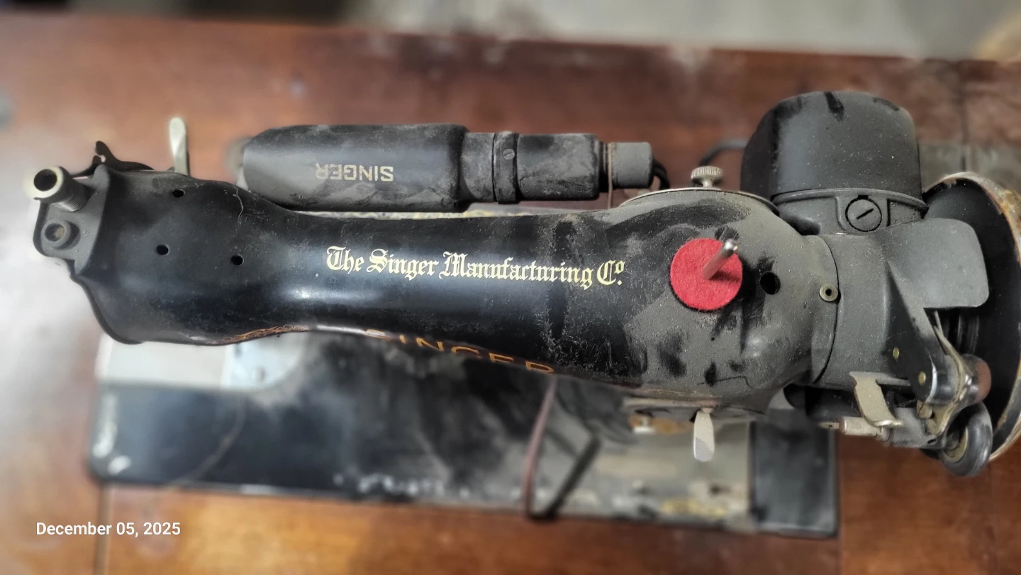 Singer Sewing Machine with Table - photo 4