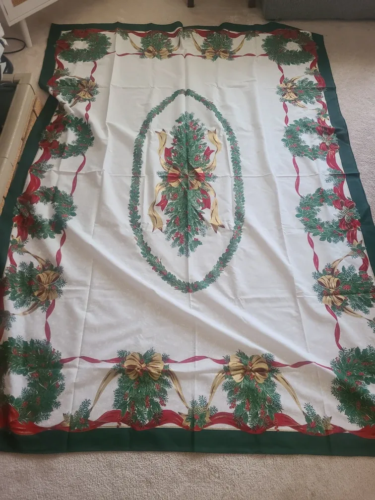 Vintage Christmas Tablecloth and Plate Set image indicator(2)
