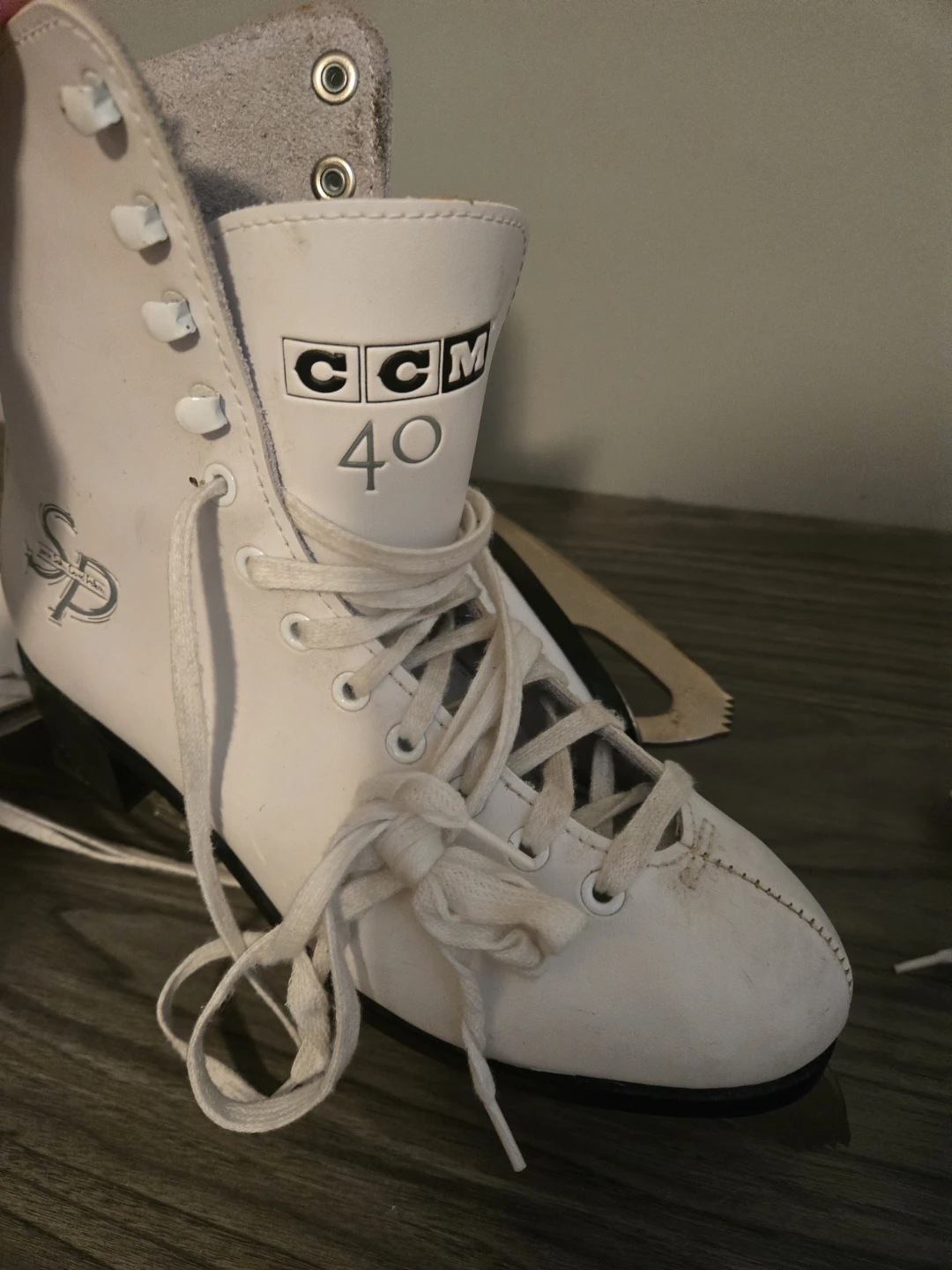 Free Figure Skates Size 7 - photo 2