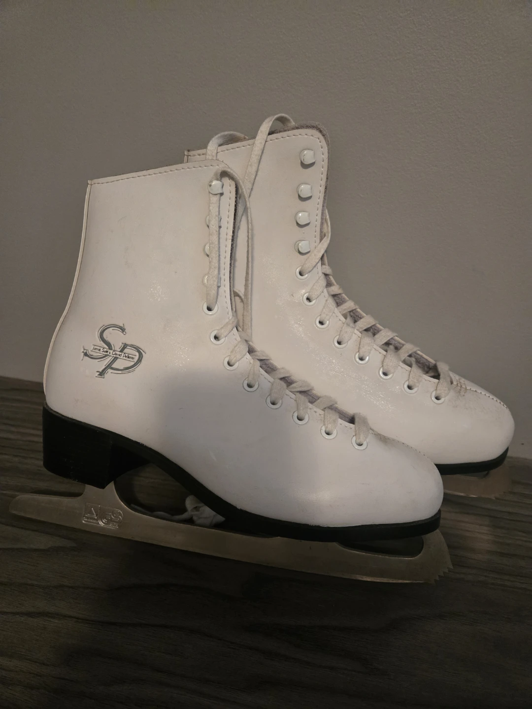 Free Figure Skates Size 7 - photo 3