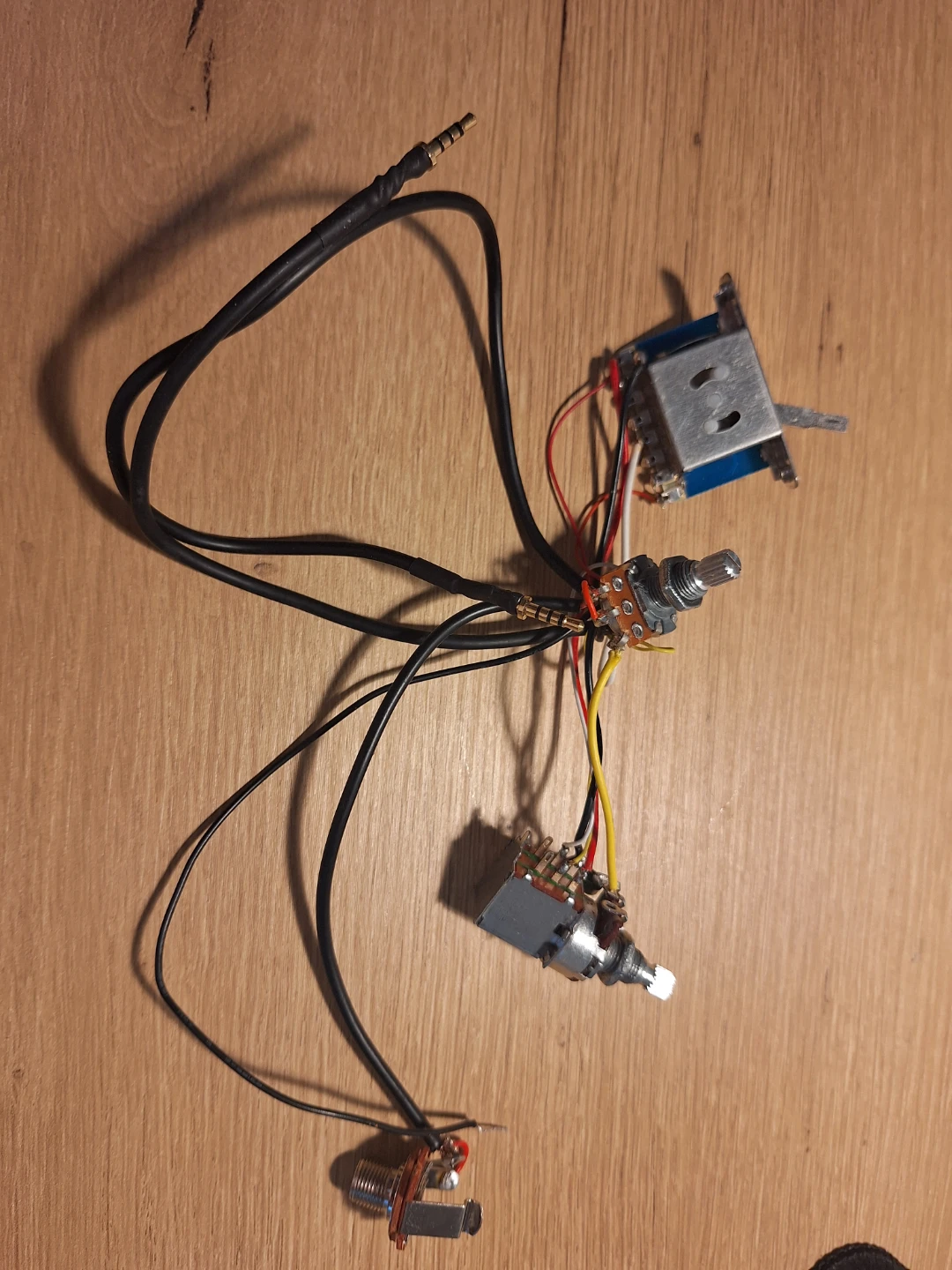 Hot rails cover wiring harness and knobs