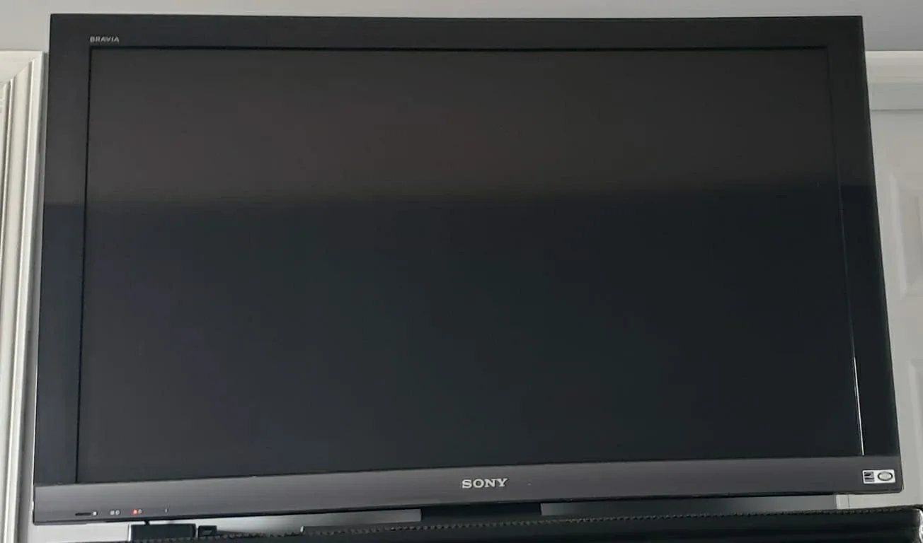 Sony Bravia KDL-46EX400 46" LCD TV + Remote