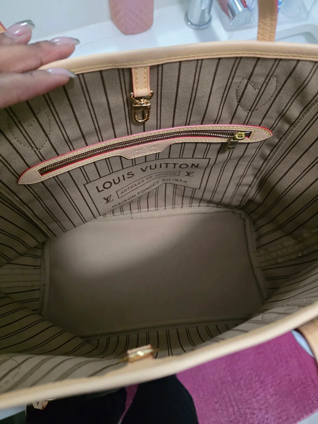 Louis Vuitton Neverfull MM Tote Bag image indicator(2)