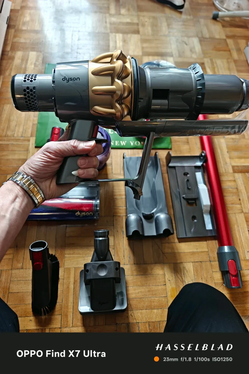 Dyson V11 limited edition color BRAND NEW , NEVER BEEN USED image indicator(9)